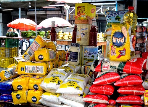 Buhoneros-en-Venezuela-vendiendo-productos-regulados-y-alimentos-basicos-800x533