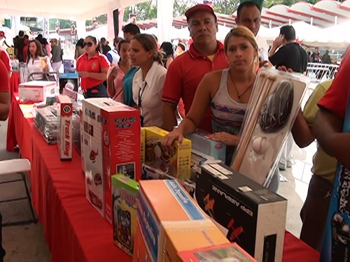 2013-10-11 23:48:20 - En la Feria a Cielo Abierto se expendió desde pernil hasta juguetes_0