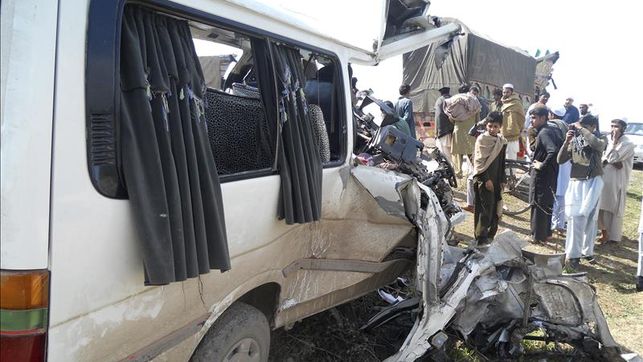 muertos-choque-autobus-camion-Pakistan_EDIIMA20140420_0015_4