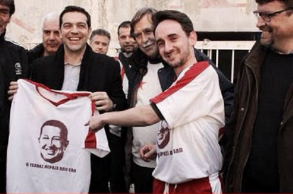 Lider-de-Syrisa-sujeta-camisa-con-el-rostro-de-Hugo-Chavez