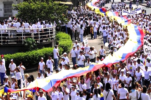 Colombianos marchan por la paz