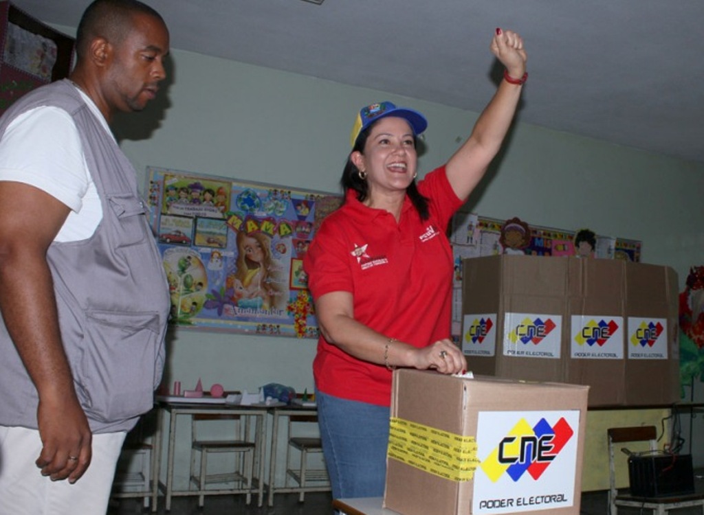 28-06-2015-Voto interno del PSUV Ministra Marleny Contrera foto JJAguilarte (22)