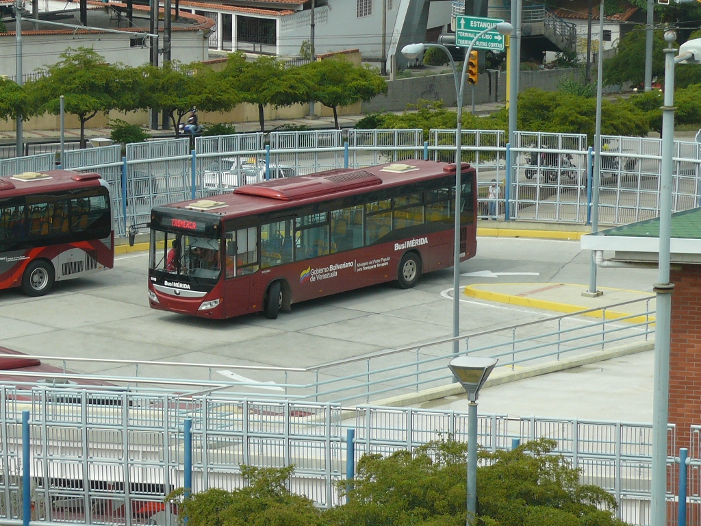 Bus Mérida en Terminal de Ejido