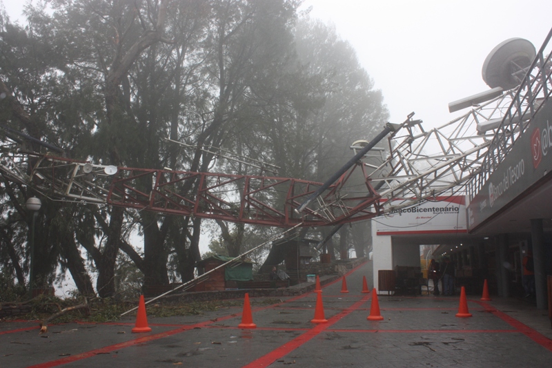 Una antena repetidora de comunicaciones, ubicada en el teleférico Warairarepano, cedió de su estructura original