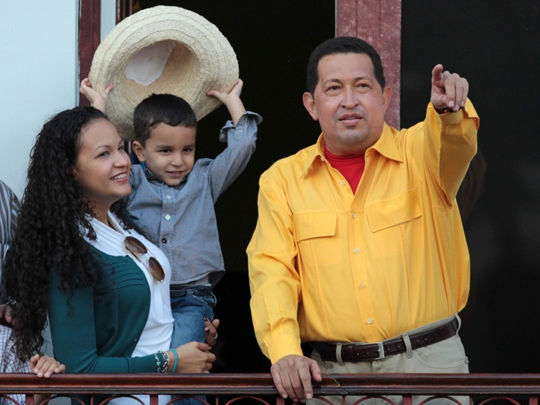Presidente-Chávez-en-el-balcón-de-pueblo