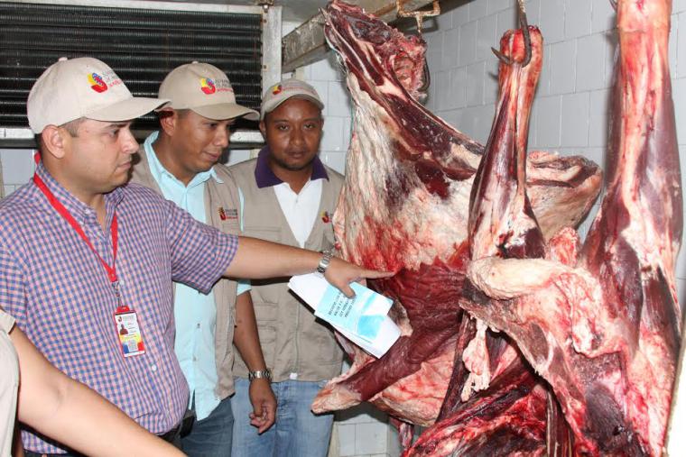 SUNDDE - Noticias - Dos mil falconianos compran carne y pollo a precios justos - 2015-07-07 17-30-30