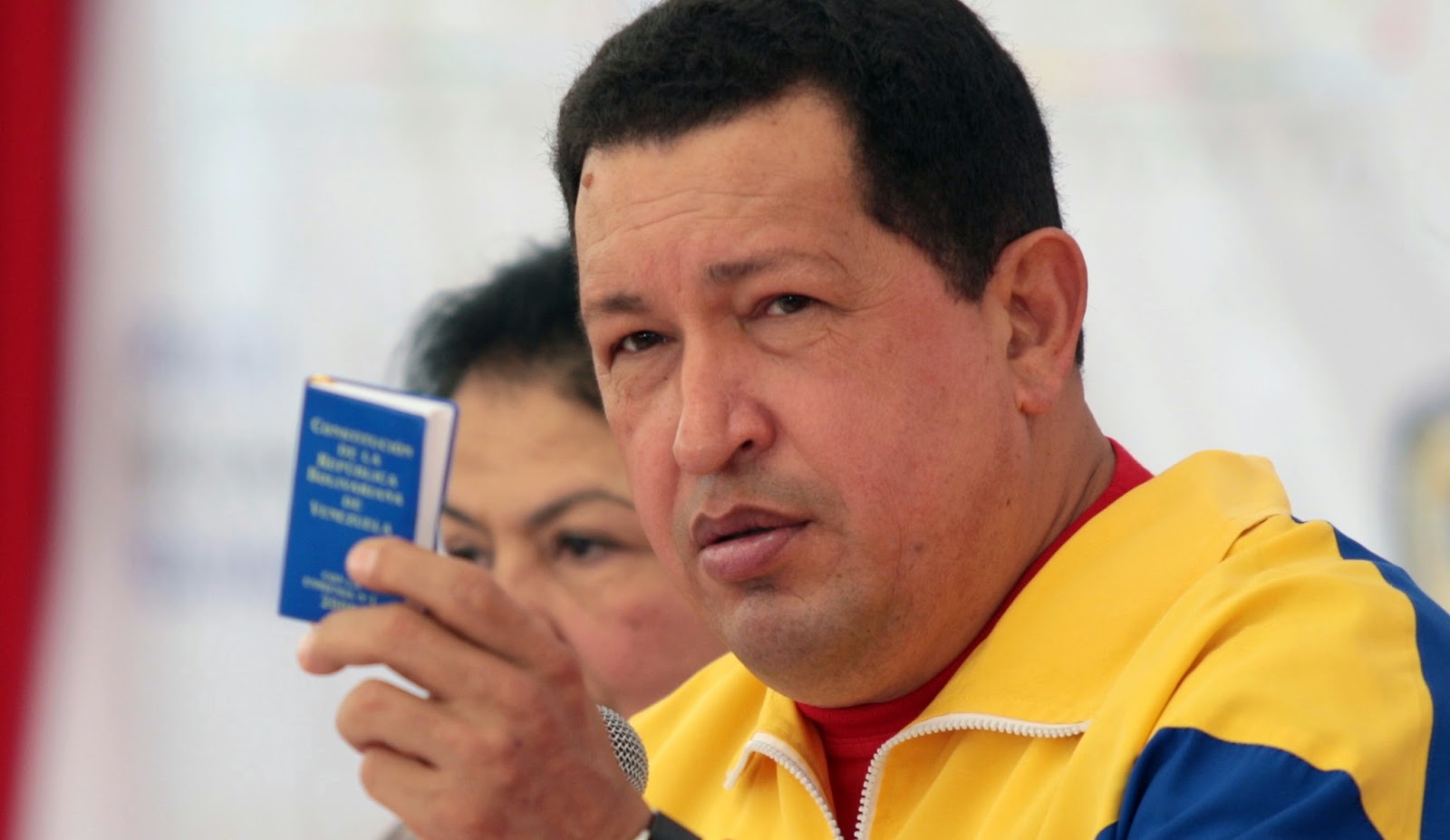 Hugo Chávez sostiene Constitución