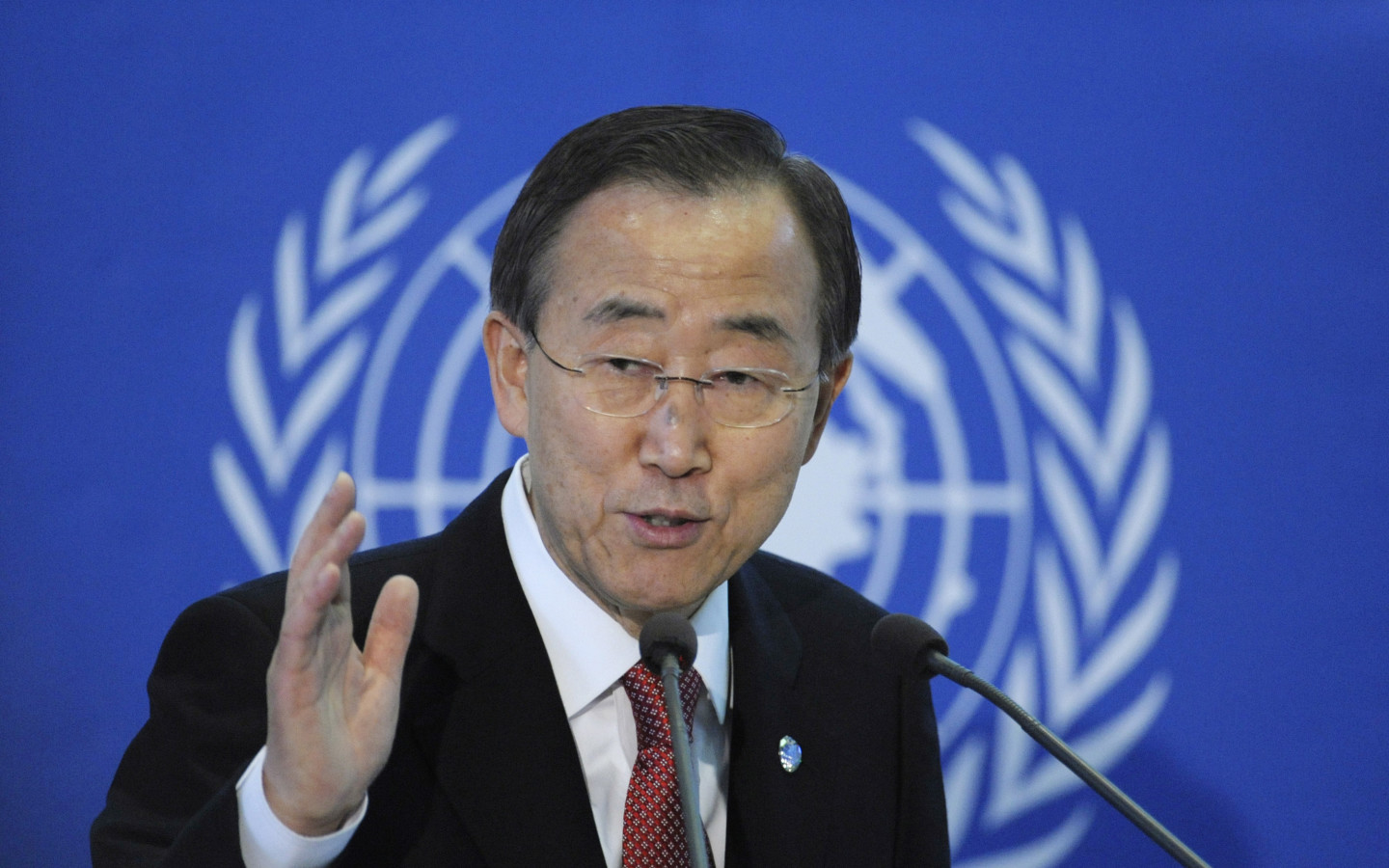 Ban-Ki-moon-saluda-con-un-guevarista-patria-o-muerte-a-la-tropa-en-Bolivia-1440x900_c
