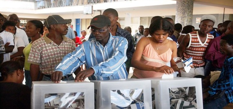 Haitians_voting_in_the_2006_elections-750x350