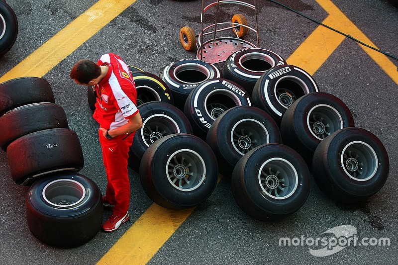 f1-italian-gp-2015-ferrari-mechanic-with-pirelli-tyres