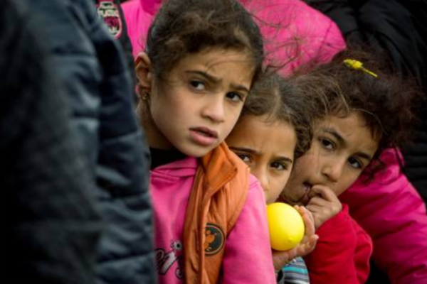 Niñas-refugiadas-entre-Macedonia-y-Grecia