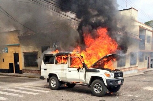 vehículo incendiado