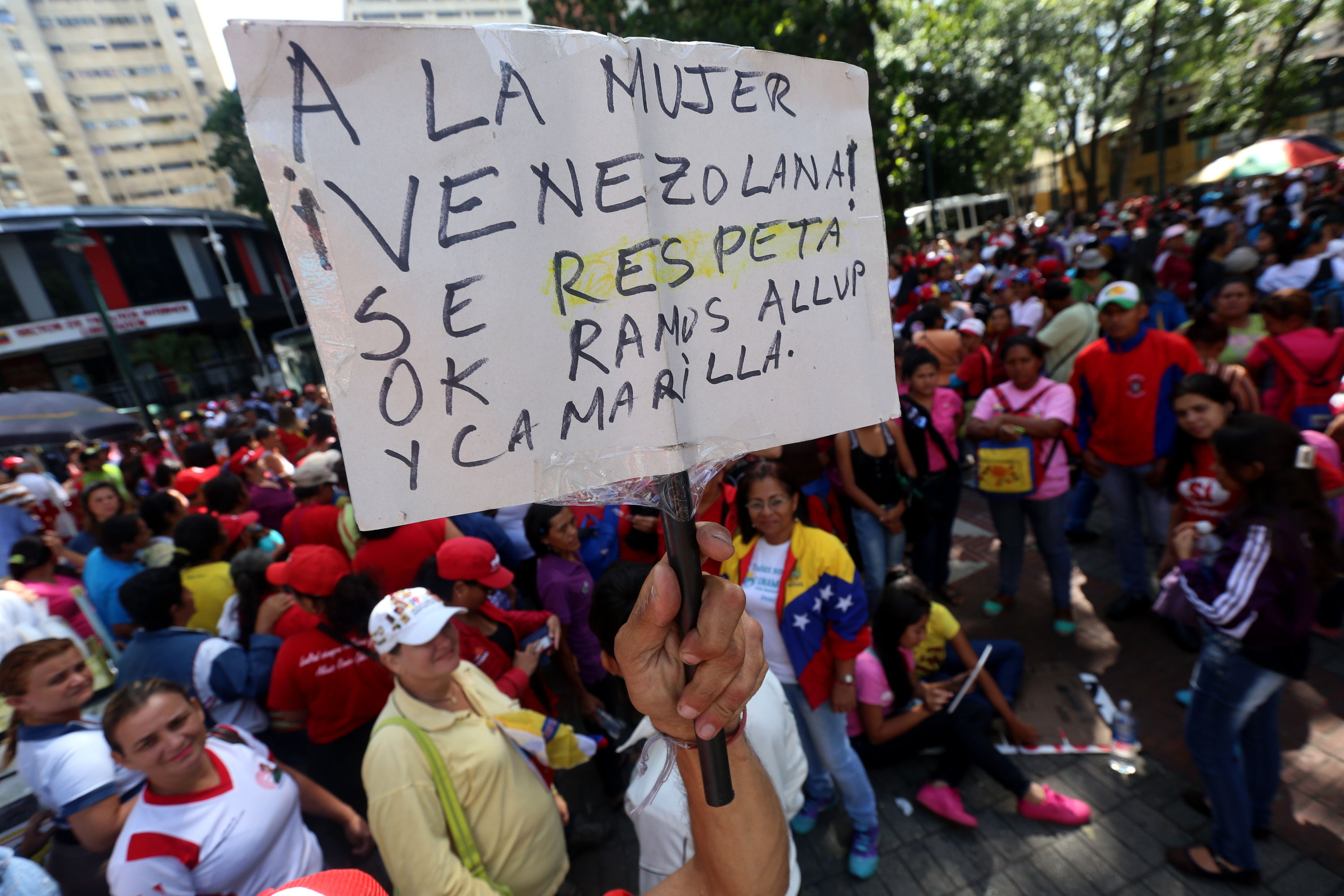Mujeres venezolanas toman las calles de Caracas para defender la paz de ...