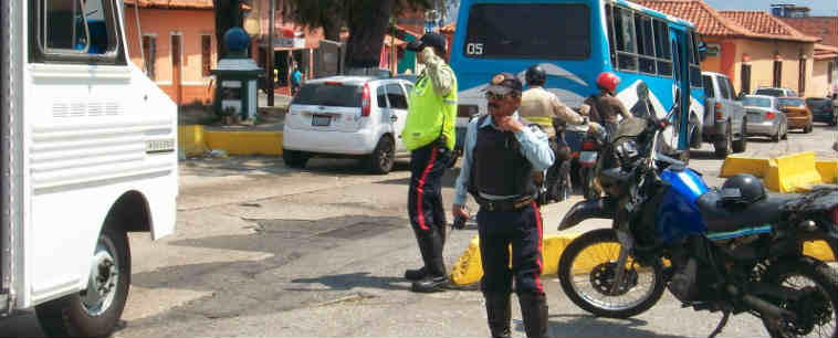Policía dirigiendo el tránsito vehicular Foto Referencial