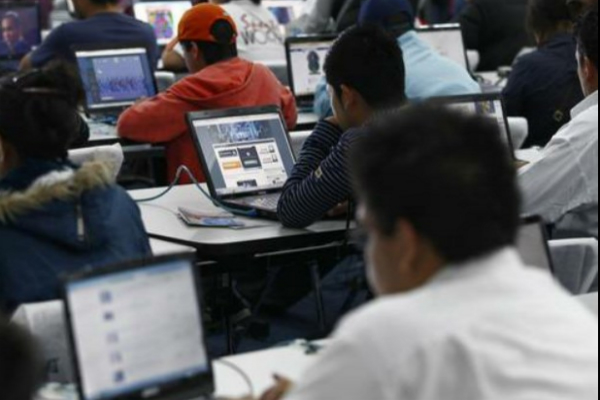 mexicanos-se-conectan-a-la-red-en-universidades