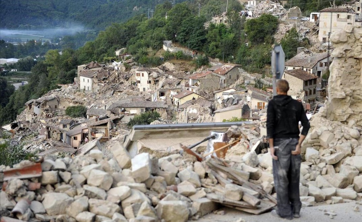 superviviente-del-terremoto-mira-las-ruinas-pescara-del-tronto-1472031378243