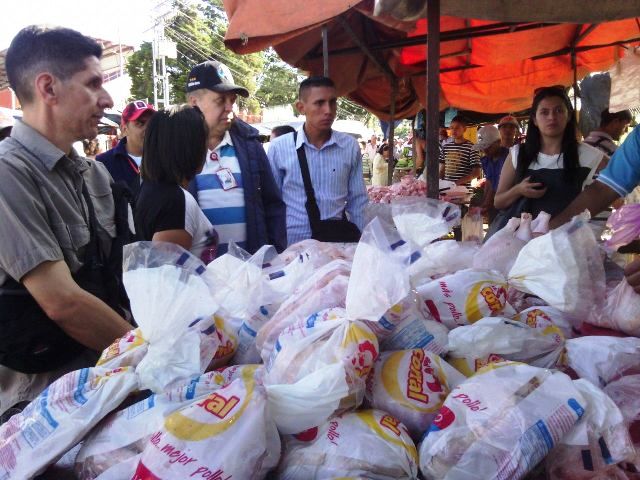 Autoridades realizando inspección de los locales comerciales del Mercado Soto Rosa