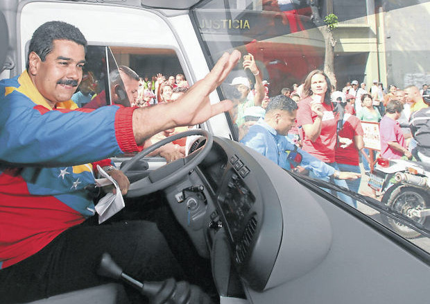 Caracas-Nicolas-Maduro-conduciendo-AFP_ECMIMA20130315_0040_4-620x438