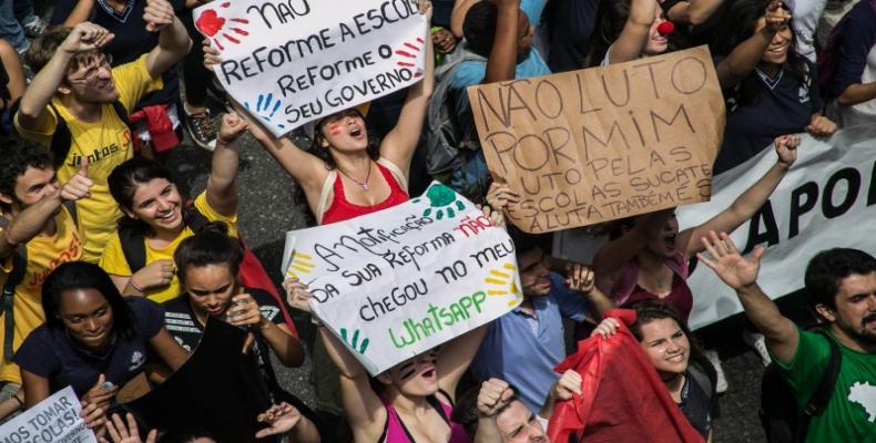 8274-estudiantes-Brasil-protesta