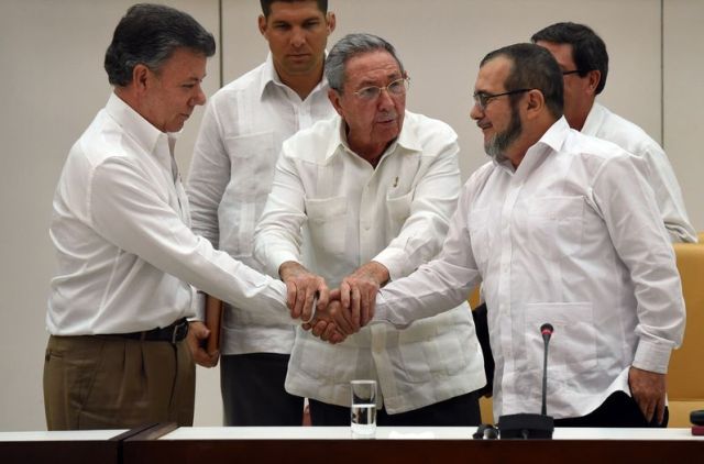 El presidente de Colombia Juan Manuel Santos (i), el presidente de Cuba Raúl Castro (2-d) y el máximo líder de las FARC, Rodrigo Londoño (d), alias Timochenko