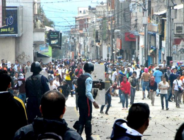 Los manifestantes atacaron al cordón policial dispuesto en las inmediaciones de la Gobernación