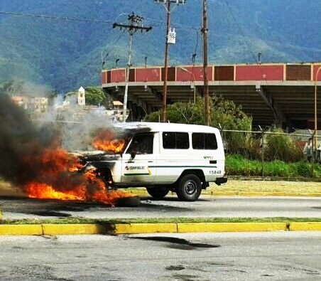 Vehiculo de CORPOELEC quemada frente a Facultad de Derecho de la ULA