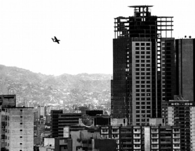 Avión Bronco surando los cielos de Caracas el 27 de noviembre de 1992