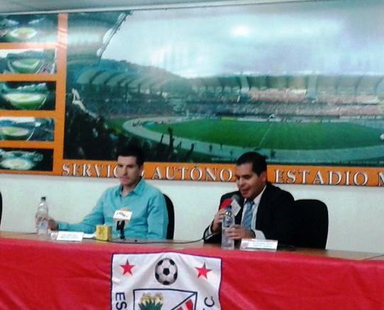 Juan Cruz Real nuevo Director Técnico de Estudiantes de Mérida junto a Alexander Osorio Gerente del equipo
