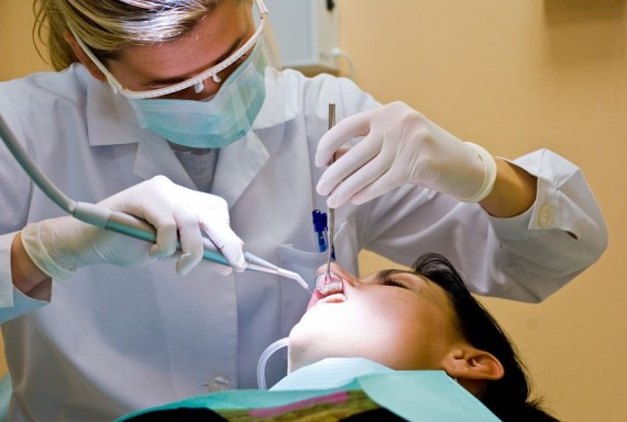 cuanto-gana-un-odontologo-o-dentista2-570x384