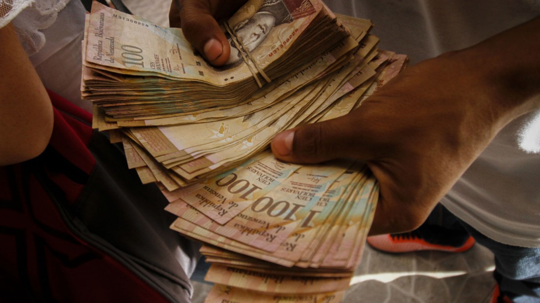 Billetes-de-cien-bolivares-dinero-1100x618