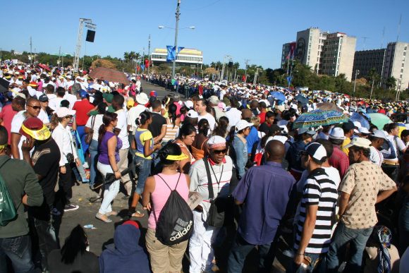 Cubanos-en-la-Plaza-de-la-Revolución-580x387