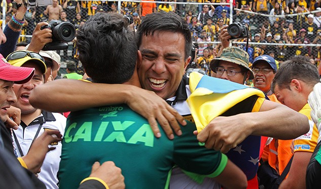 El_tecnico_del_The_Strongest,_el_venezolano_Cesar_Farias__d_,_festeja_al_ganar_el_Torneo_Apertura_boliviano