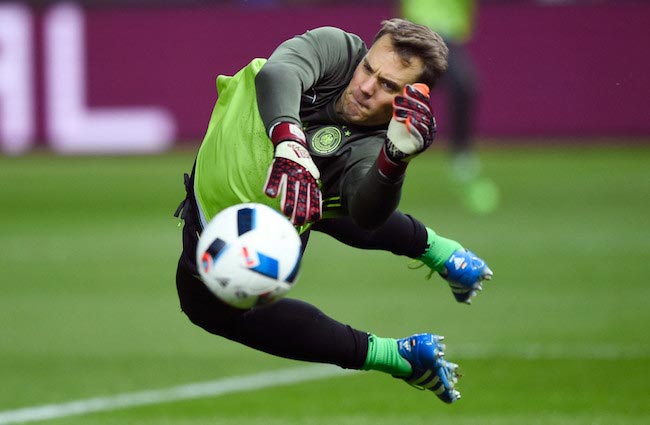 Manuel-Neuer-working-on-his-goalkeeping-parades-right-before-the-start-of-the-friendly-match