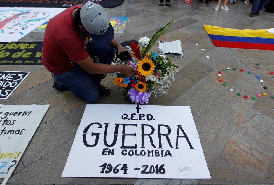 un-hombre-celebra-el-historico-acuerdo-de-paz-en-colombia-en-medellin-el-23-de-junio-de-2016-reuters