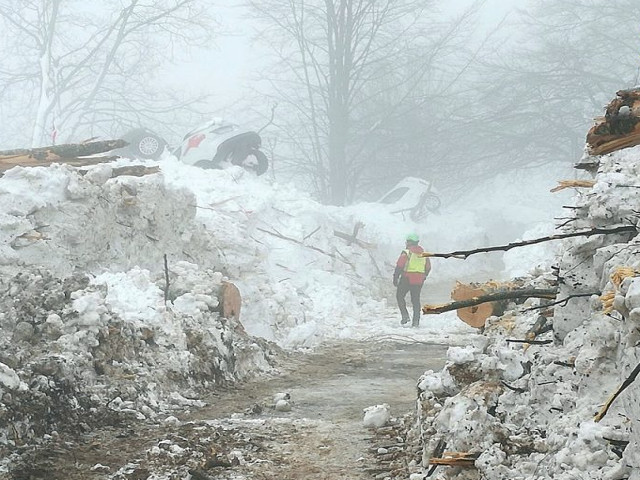 2017-01-24T114938Z_973831113_RC1224E3F420_RTRMADP_3_ITALY-QUAKE-AVALANCHE-800x600