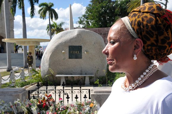 Piedad-Córdoba-rinde-homenaje-a-Fidel-y-a-Martí-en-Santiago-de-Cuba-3-580x385