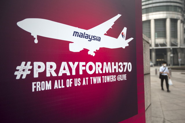 cartel-recuerdo-del-vuelo-mh370-malaysia-airlines-este-viernes-centro-kuala-lumpur-1394783443704