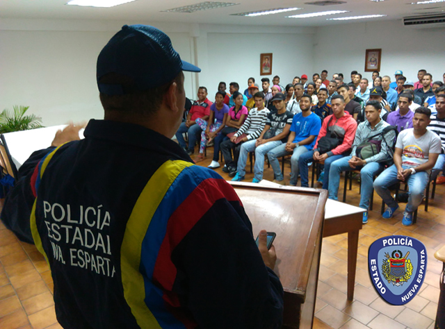 FOTO 2- El director del CEFOPOL, Héctor Rosas, informando a los aspirantes sobre el proceso