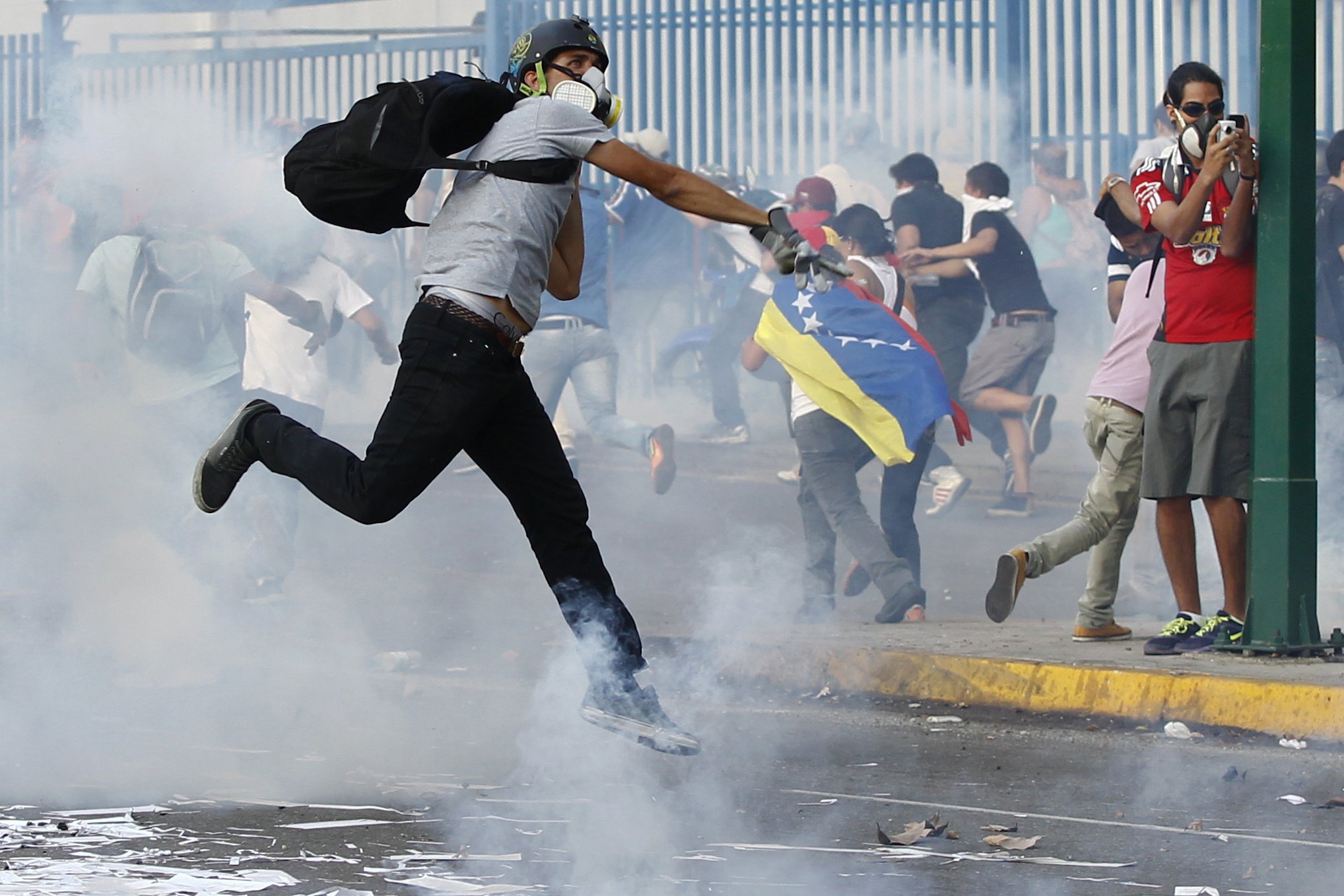 2014-02-19T230415Z_1078444267_GM1EA2K0JKO01_RTRMADP_3_VENEZUELA-PROTESTS