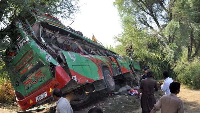 muertos-heridos-accidente-autobus-Pakistan_EDIIMA20170430_0112_4
