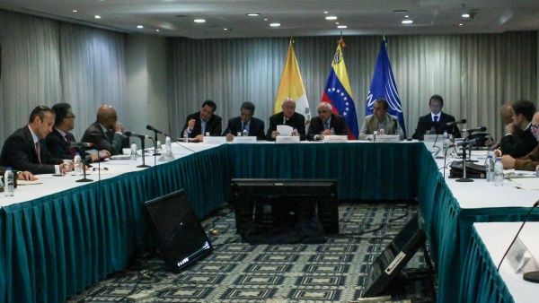vista_general_de_representantes_de_gobierno_de_venezuela_y_la_oposicixn_-_efe