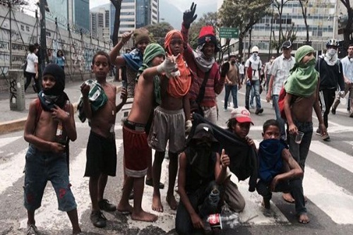 Niños en protesta de la oposición
