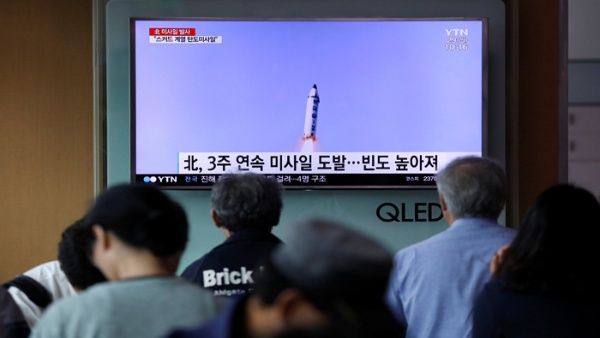 surcoreanos_ven_un_reporte_televisivo_sobre_un_misil_lanzado_por_corea_del_norte_-_reuters