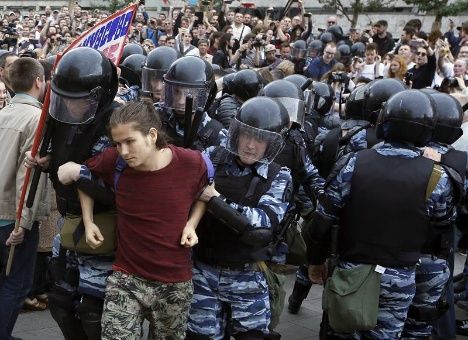 policxas_detienen_a_un_manifestante_en_la_calle_tverskaya_en_moscx__efe
