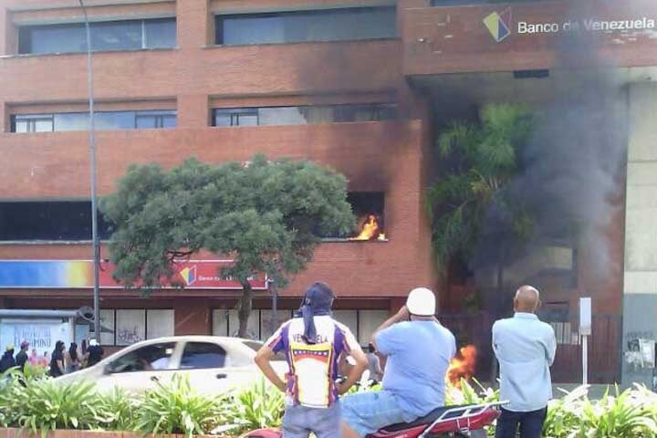 incendian banco de venezuela
