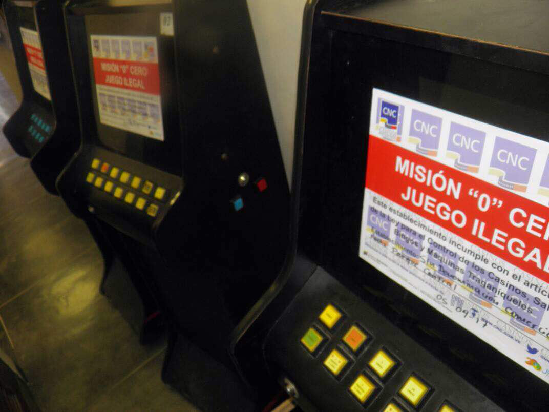 Comisión Nacional de Casinos incautó 11 máquinas traganíqueles en Parque Central-1