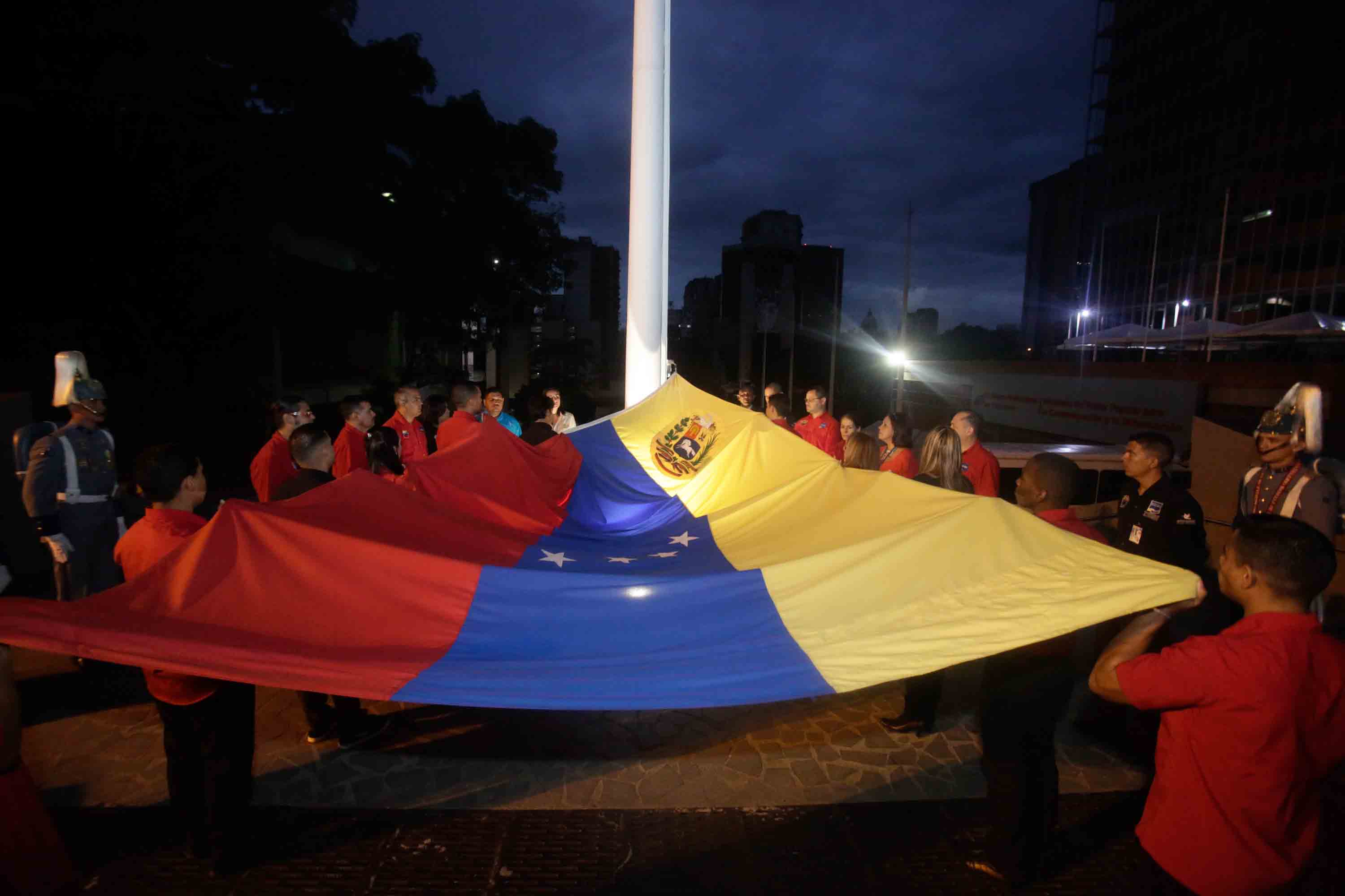 Mpprijp rinde honores al Tricolor Nacional en Caracas-7