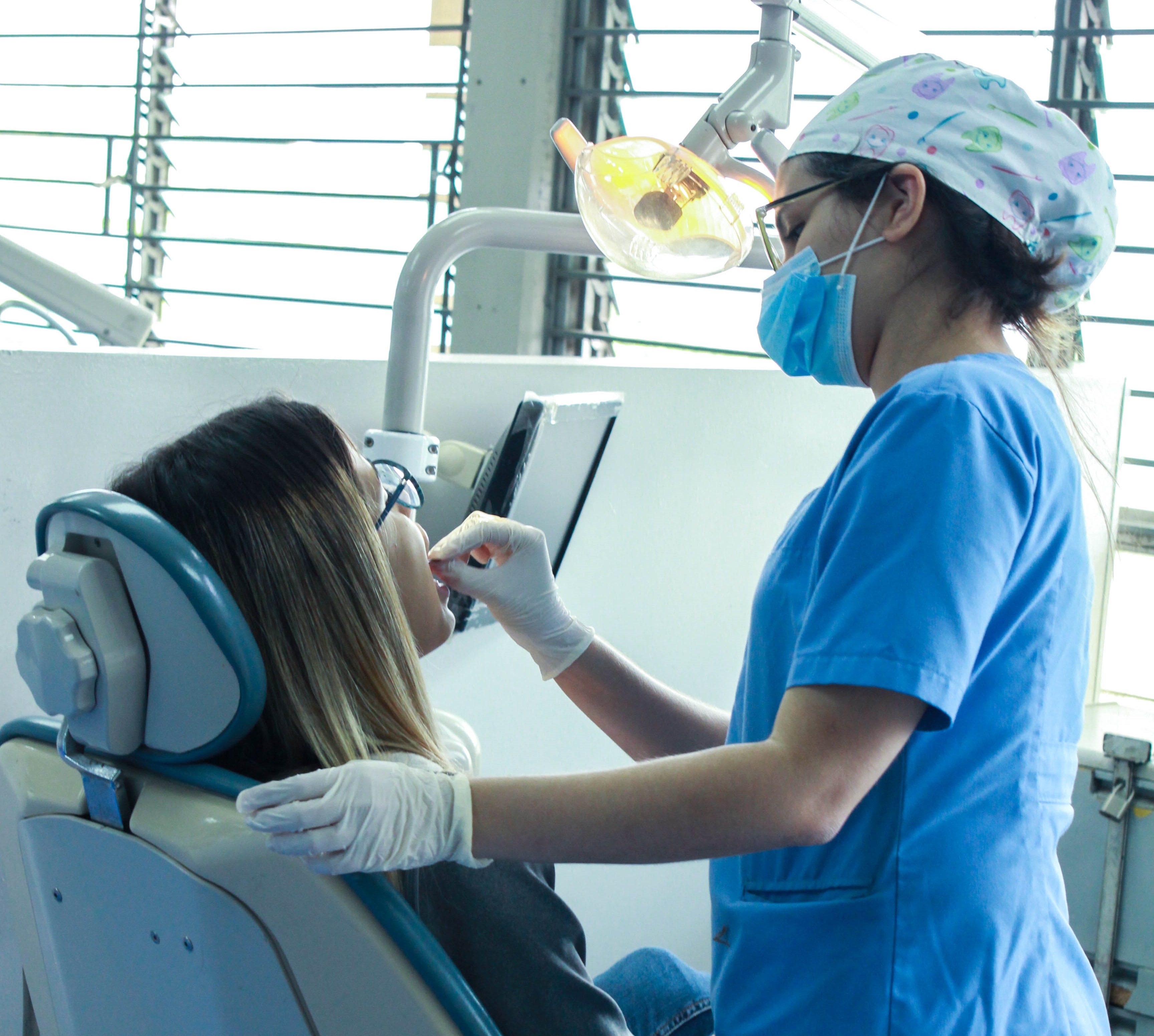 Es recomendable visitar al odontólogo con frecuencia para evitar enfermedades periodontales