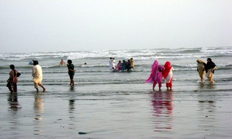 beach-in-karachi-pakistan-768x461