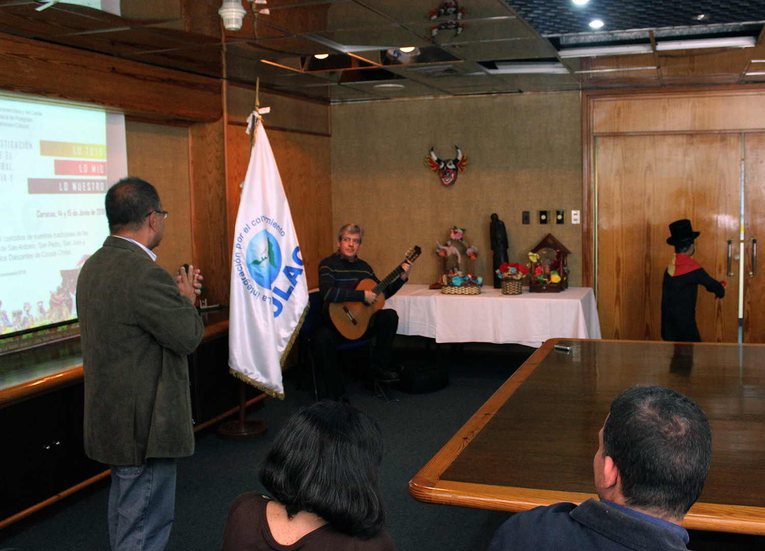 2 Durante la jornada el maestro guitarrista Efrén Suárez, estudiante del doctorado, ofreció un recital